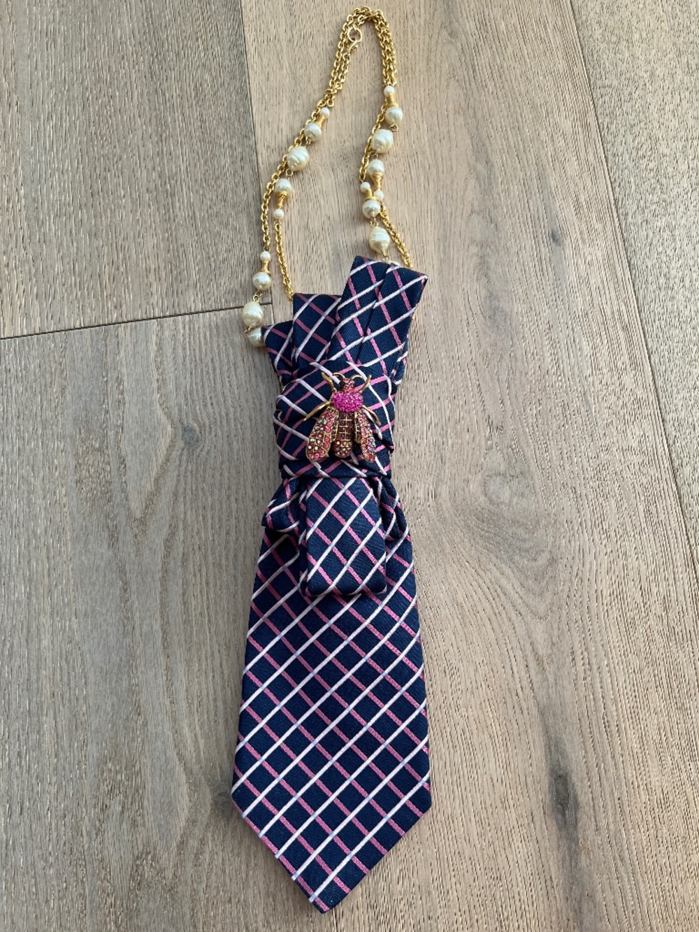 A8 _Pink Bee Tali’ Tie